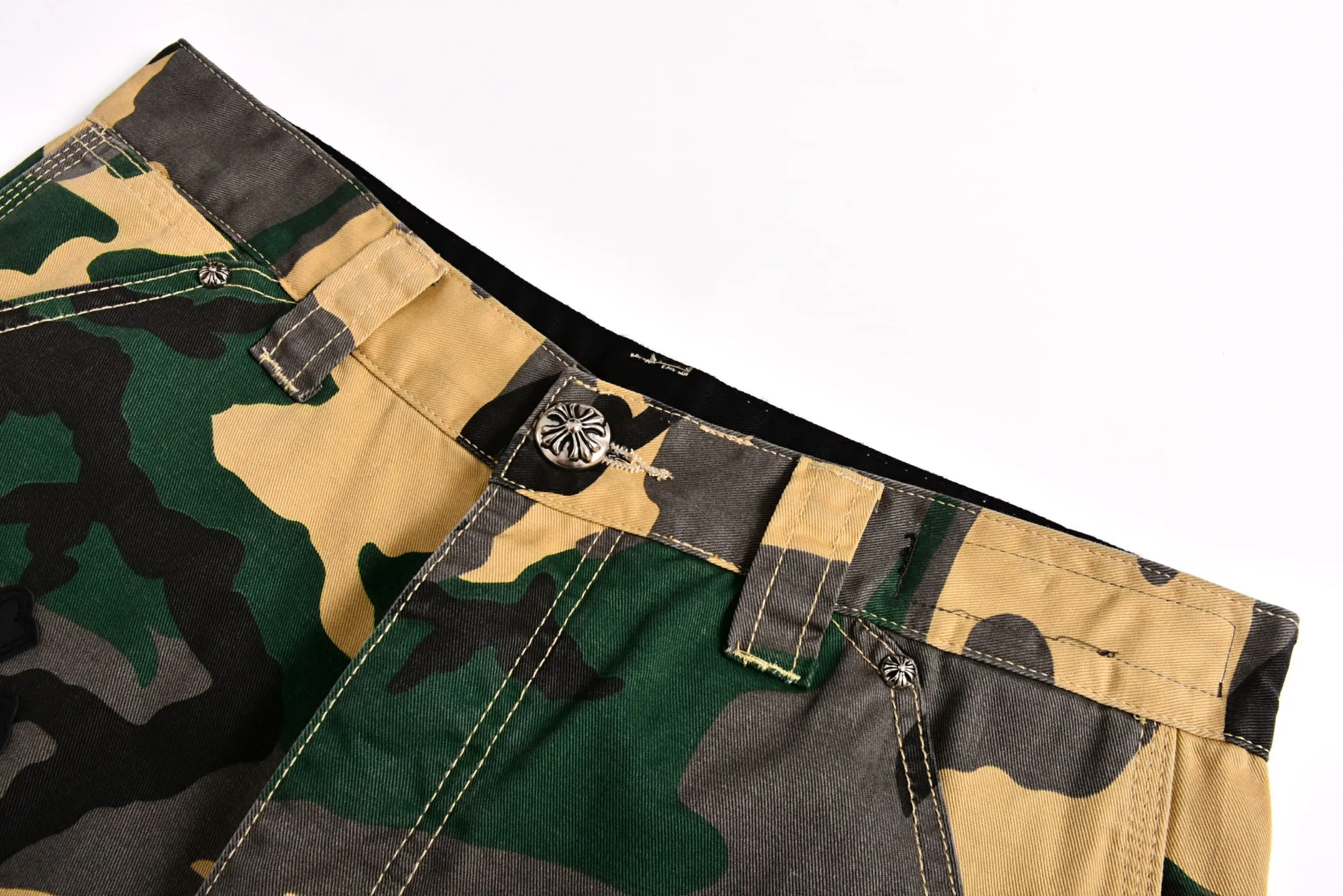 🅿️560 [Exclusive supply] CH Crouching leather camouflage shorts (green) Purchased and developed by a Los Angeles agent for US$2,980. This style is made of customized military canvas fabric, restored 1:1 according to the original model, and printed with camouflage patterns. The customization period for the hem sex pattern stamp is 20 days, the minimum order is 1800 pieces, and the color plate is matched. The hardware buckles are all made of electroplated 925 silver material, the weight is perfectly restored, and they are aged and oxidized to black. Size:S-M-L-XL
